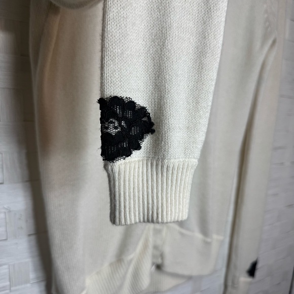 Beyond Vintage Cream Snap Closure with Lace Detail Lightweight Sweater Size S - Picture 4 of 13